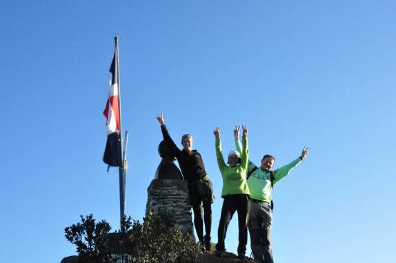 Com nossos amigos franceses no cume do Pico Duarte, na  República Dominicana, o ponto mais alto de todo o Caribe